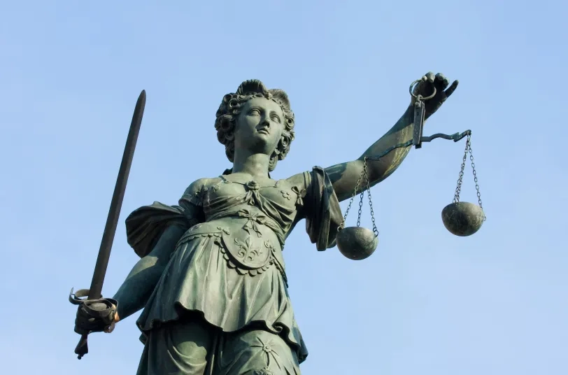 Statue der Justitia mit Waage und Schwert
